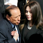El ex primer ministro italiano Silvio Berlusconi deberá pagar una pensión de 1,4 millones de euros al mes a su exmujer Veronica Lario, según decidió hoy el Tribunal de Monza (norte de Italia), que cerró así su causa de divorcio.-Foto: EFE