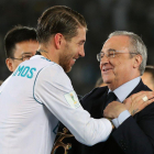 Sergio Ramos saluda a Florentino tras ganar el último Mundial de clubs en Abu Dabi.-AFP