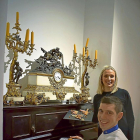 Ángel y Laura, hoy al frente del Duque, junto al piano que decora el comedor del restaurante, y algunos platos representativos de la carta-ARGI