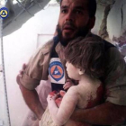 Un miembro del servicio de emergencias rescata a un niño víctima de los bombardeos rusos.-