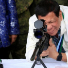 Duterte comprueba la mirilla de un rifle, hace unos días.-REUTERS / ROMEO RANOCO