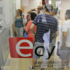 Un grupo de personas en las oficinas del Ecyl en Soria.-VALENTÍN GUISANDE