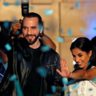 Bukele junto a su mujer Gabriela celebra la victoria electoral.-REUTERS / JOSÉ CABEZAS