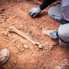 Uno de los primeros restos encontrados en el cementerio de Las Casas. GONZALO MONTESEGURO