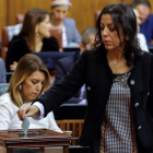 Marta Bosquet, diputada de Cs, nueva presidenta del Parlamento de Andalucía, vota, con Susana Díaz, al fondo-EFE / JULIO MUÑOZ