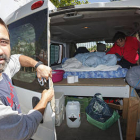 Ángel muestra el interior de la furgoneta donde ‘acampan’ en Valladolid. / PABLO REQUEJO - PHOTOGENIC-