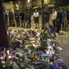 Los parisinos dejan flores y velas en honor a las víctimas de los atentados, en el café Carillon, en París.-EFE