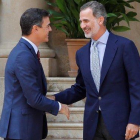 Felipe VI y Pedro Sánchez, en la entrada de Marivent.-EFE / BALLESTEROS