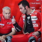 Davide Tardozzi, uno de los jefes de Ducati Corse, conversa con Danilo Petrucci.-EFE / FAZRY ISMAIL