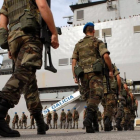 Soldados del Ejército de Tierra se embarcan en un buque de la Armada en la base de Rota.-EFE / JARO MUÑOZ