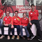 Los corredores paralímpicos, patrocinados por Cofidis, que protagonizan la campaña, en Madrid-Foto: EL PERIÓDICO