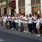 Trabajadores de Norma ayer ante las puertas del Serla./ J. M. LOSTAU-