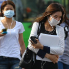 Mujeres con máscaras protectoras caminan cerca de la estación Sindorim, en Seúl.-Foto: EFE / YONHAP