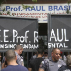 Policías en la entrada de la escuela Raul Brasil, en Suzano, donde se ha producido el tiroteo.-MAURICIO SUMIYA (AP)