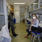 Zoraida Verde y Ana Fernández-Araque, en el laboratorio de Ciencias de la Salud del Campus de la UVa en Soria. | MARIO TEJEDOR