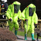 Miembros de los servicios de emergencia llegan al lugar donde fueron envenenados con Novichok el exespía ruso Sergei Skripal y su hija Yulia, el 8 de marzo.-AFP / BEN STANSALL