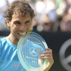 Rafael Nadal, con el trofeo que lo acredita como ganador del torneo sobre hierba de Stuttgart.-Foto: AFP / THOMAS KIENZLE