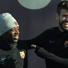 Piqué bromea con Dembélé en un entrenamiento.-LLUIS GENE