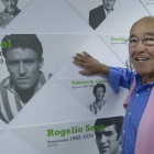 Luis del Sol junto a un mural de jugadores legendarios del Betis. REAL BETIS