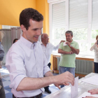 El secretario de Comunicación del Partido Popular y cabeza de lista por el PP de Ávila, Pablo Casado, votando en Las Navas del Marqués-ICAL