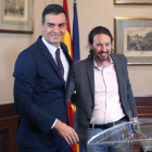 Sánchez e Iglesias después de la firma del preacuerdo.-EFE / PACO CAMPOS
