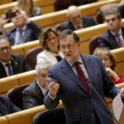 El presidente del Gobierno, Mariano Rajoy, habla desde su escaño en el pleno del Senado.-JOSE LUIS ROCA