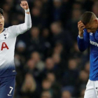 Son Heung-Min (Tottenham) celebra su primer gol ante el pesar de Richarlison (Everton).-CARL RECINE (REUTERS)