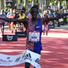 El atleta keniano Reuben Kerio gana este sábado la 42ª edición de la media maratón masculina de Madrid.-EFE / VÍCTOR LERENA