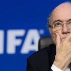 Blatter, en una rueda de prensa de la FIFA.-AP / FABRICE COFFRINI