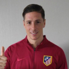 Gesto de Fernando Torres al dejar el hospital.-TWITTER / ATLÉTICO