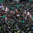 Partidarios de Park Geun-hye protestan frente a la sede del Constitucional, en Seúl.-