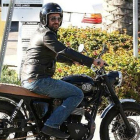 El actor Gerard Butler, a lomos de su motocicleta.-EL PERIÓDICO
