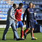 Vicente abandona el terreno de juego ayudado por Patxi Bedia e Ignacio Arche. / DIEGO MAYOR-