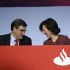 La presidenta del Santander, Ana Botín, y el consejero delegado, José Antonio Álvarez.-EFE / PEDRO PUENTE HOYOS