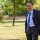 Luis Planas, ministro en funciones de Agricultura, en los jardines de La Moncloa.-POOL MONCLOA / BORJA PUIG DELABELLACASA