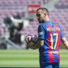 Paco Alcácer, durante su presentación oficial como jugador del Barça en agosto.-JORDI COTRINA