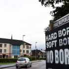 Un cartel en Londonderry, ciudad fronteriza de Irlanda del Norte, con la consigna: Frontera dura, frontera blanda, sin frontera.-/ CLODAGH KILCOYNE (REUTERS)