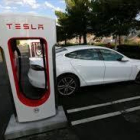 Un Tesla S conectado a un punto de recarga en California-REUTERS / SAM MIRCOVICH