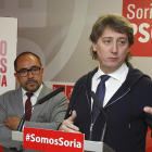 Luis Rey y Carlos Martínez en la sede del PSOE.-Mario Tejedor
