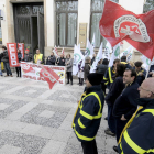 Un grupo de trabajadores se manifiesta ayer en las puertas de Correos contra el nuevo proyecto de Ley Postal. / ÚRSULA SIERRA-