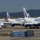 Aviones estacionados en el aeropuerto de Teruel, en una campa de Caudé.-JAIME GALINDO