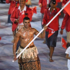 Taukatofua, el abanderado de Tonga, arrasó entre el público femenino.-AFP / FRANCK FIFE / AP / DAVID GOLDMAN