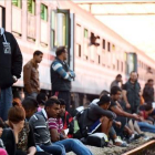 Refugiados ante un tren en Croacia.-AFP / DUGO SELO