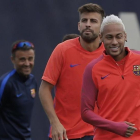 Neymar y Luis Enrique, junto a Piqué, en un entrenamiento.-MANU FERNÁNDEZ