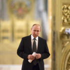Vladimir Putin se dirige a una reunión en el Kremlin, el pasado 5 de abril.-ALEXANDER ZEMLIANICHENKO (AP)