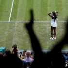 Cori Gauff celebra asombrada su triunfo sobre Venus Williams en Wimbledon.-CARL RECINE