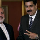 Nicolas Maduro, con el ministro de Exteriores iraní, Mohamed Javad Zarif.-ARIANA CUBILLOS / AP