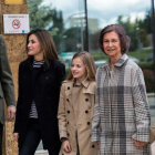 Felipe y Letizia, acompañados por la reina Sofia, la princesa Leonor y la infanta Sofia a su llegada a la clínica.-EFE / SANTI DONAIRE