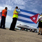 Un avión de los EEUU aterriza en un aeropuerto de Cuba.-AP