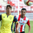 Guillermo observa el balón durante el partido del pasado miércoles ante el Logroñés.-JUAN MARÍN